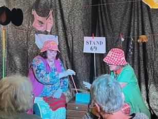 Une image contenant habits, Visage humain, personne, femme
Le contenu généré par l’IA peut être incorrect.