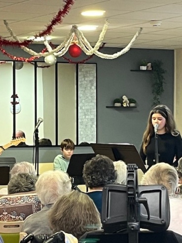 Une image contenant intérieur, habits, mur, personne
Le contenu généré par l’IA peut être incorrect.